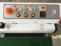 Machine de scellage sous vide à bande d'aspiration continue LF1080A avec imprimante à code à encre solide