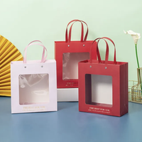 Boîte-cadeau de logo personnalisé avec fenêtre en PVC Emballage carré en carton avec poignée Stratification mate de sac pour chaussettes Emballage de marque