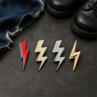 En gros Personnalisé Rouge Foudre Épinglette Logo Badges Chapeau Couleur Graver Sérigraphie Fabricant Métal Artisanat Émail Pins Badges