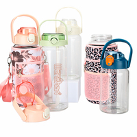 Logo personnalisé 64 oz bouteille d'eau en verre borosilicate demi-gallon verres avec poignée couvercle capacité 2L et manchon pour adultes