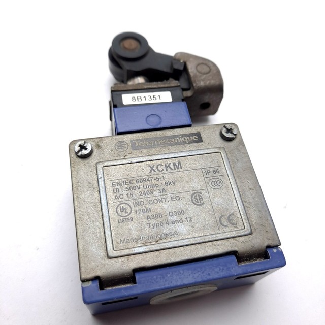 XCKM Roller Limit Switch, 1x NO 1x NC, Rating: 240VAC 3A