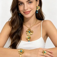 Ensemble de bijoux élégant avec pendentif en forme de goutte d'eau en perle et fleur à pétales incurvés minimalistes, sur chaîne serpent plate