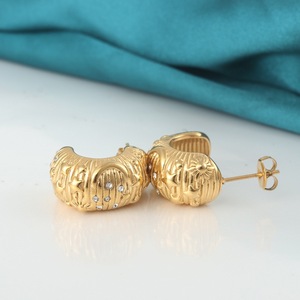 Pendientes Huggie de Yunnique, chapados en oro de 18 quilates, con estrellas y lunas en relieve, joyería de fiesta con diamantes de imitación para mujer - Product Image 4