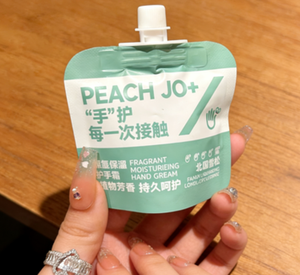 Crème pour les mains PEACH JO+ PJ quatre couleurs avec parfum de cèdre du Nord - Hydratante et nourrissante, parfumée - Product Image 6