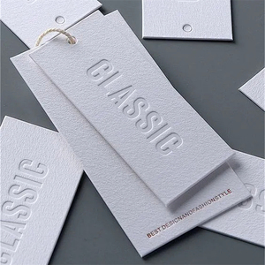 Étiquettes suspendues en papier gaufré et estampées à chaud avec logo personnalisé, écologiques, pour sacs, chaussures et cordon spécial pour cadeau de chaussures - Product Image 1