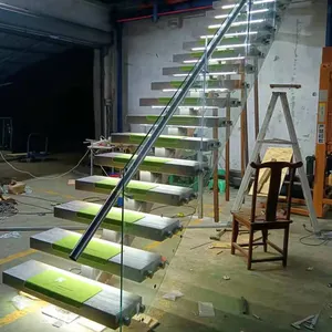 Diseño de escaleras de peldaños de madera de acero de larguero único para interiores con barandilla de vidrio templado Luz LED debajo de los escalones