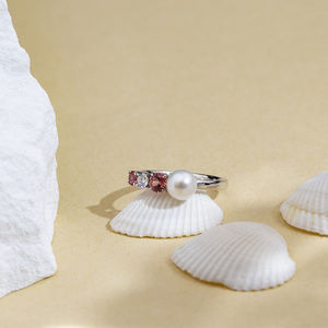 แหวนเพชรเม็ดกลมประดับมุกและพลอยสีชมพูทรงกลม ดีไซน์หรูหรา ทอง 18K รุ่น MSR-1635 จาก Messi Jewelry - Product Image 4