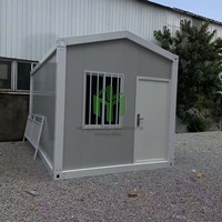 Maison préfabriquée en conteneur à toit triangulaire, structure en acier modulaire portable pour une habitation temporaire