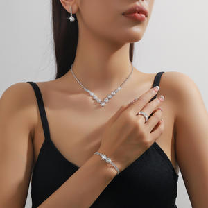 Elegante Conjunto de Joyería Nupcial Romántica - Accesorios al por Mayor para Bodas, Collar, Pendientes, Anillo, Chapado en Plata con Pedrería JOMTY - Product Image 1