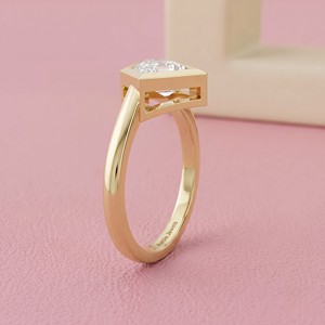 Anillo Solitario Moderno con Diamante de Corte Geométrico en Forma de Cometa y Bisel de Oro Sólido, con Banda de Diseño Minimalista - Product Image 4