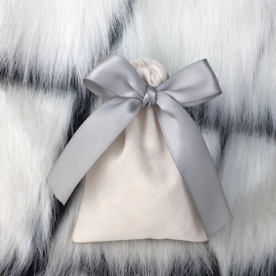 Sac beige avec ruban gris