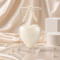 Nouveaux sacs de soirée en acrylique en forme de cœur avec chaîne, style luxe, sacs à main blancs en coquille de perle, pochettes en polyester, vente en gros