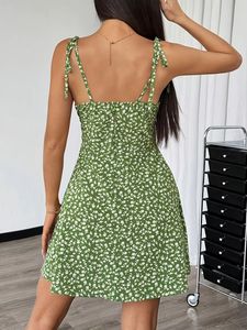 Un elegante vestido con tirantes florales, un cuello cuadrado chic y una minifalda divertida, para un look divertido y encantador. - Product Image 4