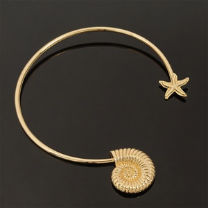 Anillo de cuello con forma de concha dorada, hebilla metálica con diseño floral, acabado chapado, conector duradero - Product Image 1