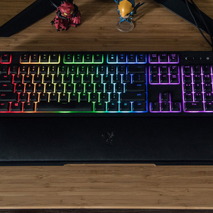 Razer Ornata Chroma Hybrid Mecha-Membran-Gaming-Tastatur Mittelhohe Tasten kappen Anti-Ghosting-Tastatur mit ergonomischer Handgelenks tütze - Product Image 4