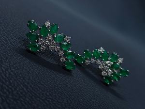 Boucles d'oreilles en or blanc 18 carats avec diamant naturel et émeraude pour femme - Cadeau de fiançailles, de mariage, d'anniversaire et de fête - Product Image 3