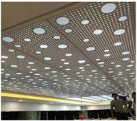 Panneaux en aluminium perforés ignifuges pour système suspendu, installation facile, de forme carrée, pour usage commercial, approvisionnement en gros pour hôtels