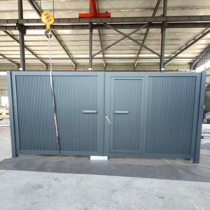Villa surélevée en bois avec portail battant et clôture, design industriel, à vendre - Product Image 4