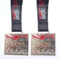 Maßgefertigte Quadratische Berglauf-Medaille mit Geprägter Landschaft, Zinklegierung, Sublimations-Band und Finisher-Design für Offroad-Rennen