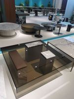 Table basse moderne en verre avec plateau carré en pierre et pieds en métal mélangé