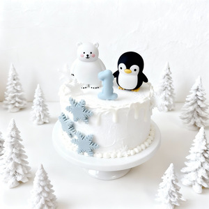 Set Decorativo per Torte Invernali <span class=keywords><strong>con</strong></span> <span class=keywords><strong>Animali</strong></span>, Orso Polare, Pinguino, Fiocchi di Neve Blu Ghiaccio e Topper Numerico per Feste a Tema Ghiacciato - Product Image 4