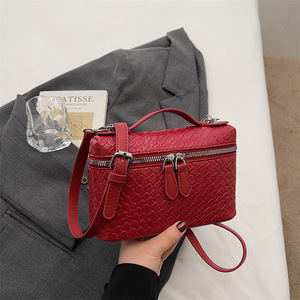 Petit sac à bandoulière en cuir PU tressé avec double fermeture éclair pour femme, pochette de créateur à poignée supérieure pour femme - Product Image 4