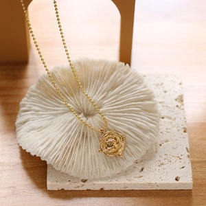 Pendentif pièce de monnaie au design abstrait unique, plaqué or 18 carats, bijoux en acier inoxydable, collier pour femme - Product Image 2