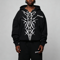 Sweat à capuche streetwear homme épais en molleton bouclette, coupe carrée courte, avec broderie tribale personnalisée et appliqué gothique noir et rouge, fermeture éclair intégrale