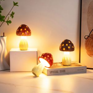 Lampe de table LED en métal style minimaliste, best-seller, lumière d'ambiance haut de gamme pour chambre à coucher, sans impression, fabriquée en Chine, créative - Product Image 1