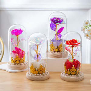 Lampe Rose Artificielle Sous Cloche en Verre avec Feuille d'Or – Ornement Créatif pour Fêtes et Cadeaux - Product Image 1