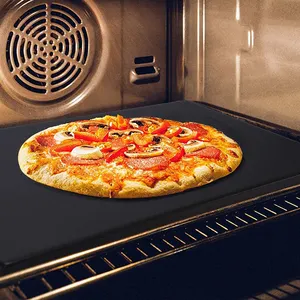 대나무 피자 껍질 & 피자 절단기로 놓이는 정연한 까만 세라믹 다루기 힘든 피자 돌 오븐 팬