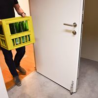 Butée de porte moderne robuste en acier inoxydable et zinc, actionnée au pied, pour appartement, installation facile, garantie 1 an