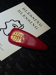 Popolari fermagli per capelli in pelle di lusso BB alla moda per donna, fermagli a pinza con lettere stile Miu per frangia laterale, accessori per capelli per ragazze, all'ingrosso - Product Image 6