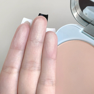 Poudre fixatrice compacte In-House Brand Luminous légère, matifiante, waterproof, longue tenue, fini naturel, avec houppette, effet correcteur - Product Image 3