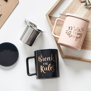 Tasse à thé en céramique rose avec logo doré avec couvercle et infuseur en acier inoxydable - Product Image 3