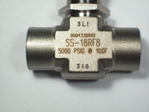 Válvula de aguja de acero inoxidable SS-1RF4RT NPT 1/4" hembra ISO cónica, con vástago regulador y tapa integral - Product Image 3
