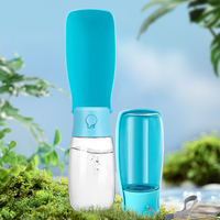 Bouteille d'eau potable automatique élégante pour chien frais Conteneur d'eau portable pliable en plastique pour animaux de compagnie Modèle solide Bols pour animaux de compagnie Mangeoires
