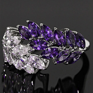 Anello floreale intagliato per donna, elegante gioiello da dito scintillante e alla moda - Product Image 2
