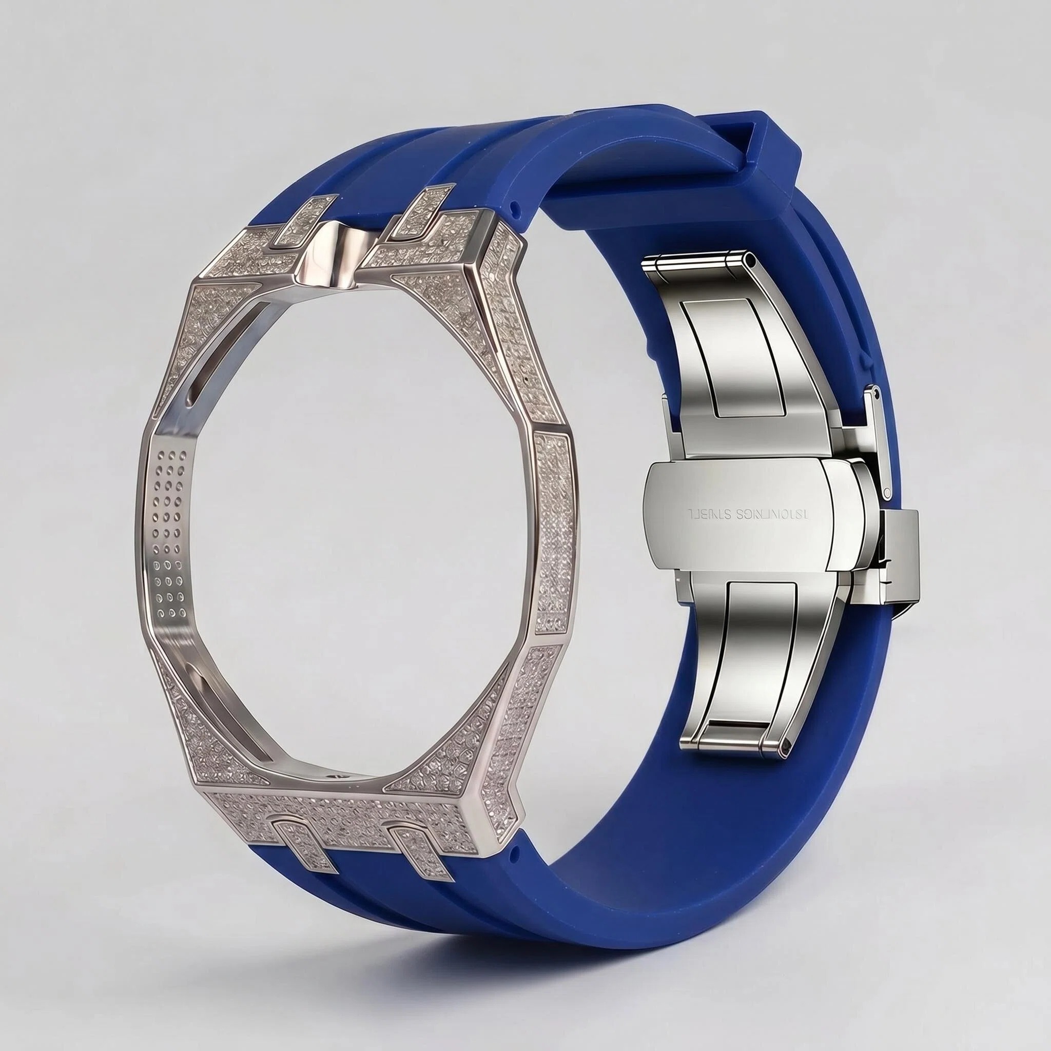 Bague argentée, diamant bleu, position 12 heures.