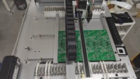 Máquina de Colocación de Componentes QiHe Stock in RU de Alta Velocidad de 2 Cabezales con Tecnología Fly Shoot para Montaje SMT SMD a 5mm de Altura