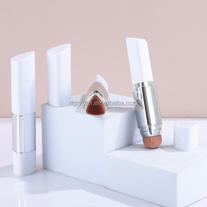 En stock: Tubo vacío triangular de 15g para brillo labial ABS con brocha de doble punta, tapa de rosca y logotipo personalizado, color blanco. - Product Image 2