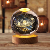 Lampe de nuit intelligente moderne en forme de boule de cristal solaire 3D avec lumière LED blanc chaud alimentée par USB et base en bois