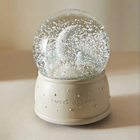 Globe à neige de Noël personnalisé en gros avec musique, souvenir moderne en résine en forme de bonhomme de neige pour la décoration de la maison et du bureau