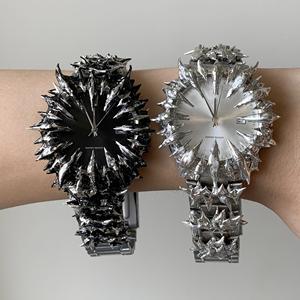 Jam Tangan <span class=keywords><strong>Stainless</strong></span> <span class=keywords><strong>Steel</strong></span> Tahan Air dengan Casing Baja Berduri Alabaster Y2k yang Dirancang Khusus, Gerakan Bentuk Cakar yang Unik - Product Image 1