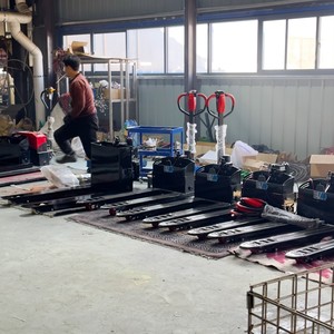 Chariot à palettes manuel de 2 tonnes avec pompe à levage rapide, capacité de levage élevée, chariot à palettes manuel robuste |   Certifié CE pour la logistique des entrepôts UE et américains - Product Image 6