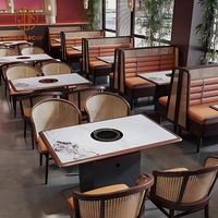 Ensemble de meubles modernes pour restaurant, café, table en marbre, banquette en cuir marron orange et chaises en rotin pour café