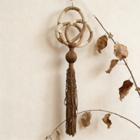 Décoration murale originale en macramé avec pompon unique et nœud boule pour une maison chaleureuse