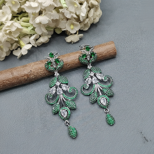 Boucles d'oreilles style victorien look vintage avec sculptures délicates idéales pour les fêtes et célébrations pour les femmes de l'Inde - Product Image 1