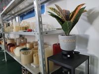 Tanaman Croton Buatan Super Realistis dengan Pot dan Dekorasi Kerikil Bergaya Anyaman, Warna Oranye, Kuning, dan Hijau Tua