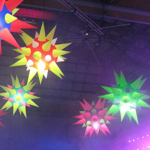 Decorazione a forma di stella gonfiabile in tessuto Oxford con illuminazione LED a colori variabili e personalizzabili. - Product Image 1